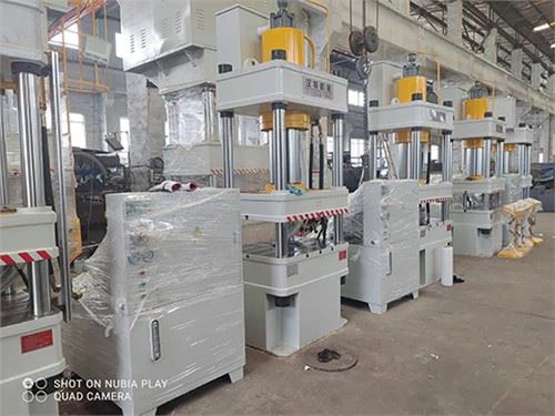 Prasa hydrauliczna do formowania pokrywy włazu kompozytowego